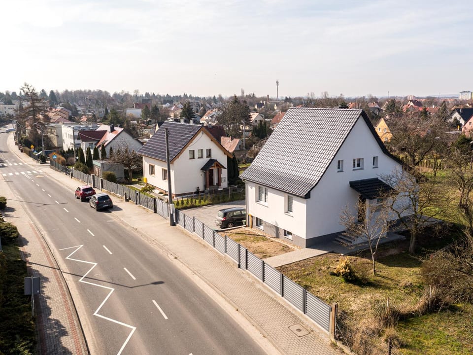 Property building, Day, Neighbourhood, Natural landscape, Bird's eye view, City view, Street view, Location, Parking