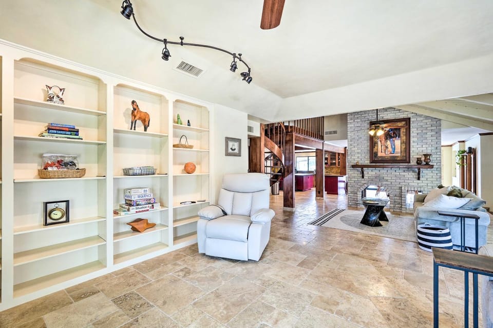 Pool & Putting Green: Group Getaway in Glendale! House in Phoenix