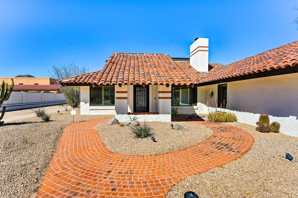 Pool & Putting Green: Group Getaway in Glendale! House in Phoenix