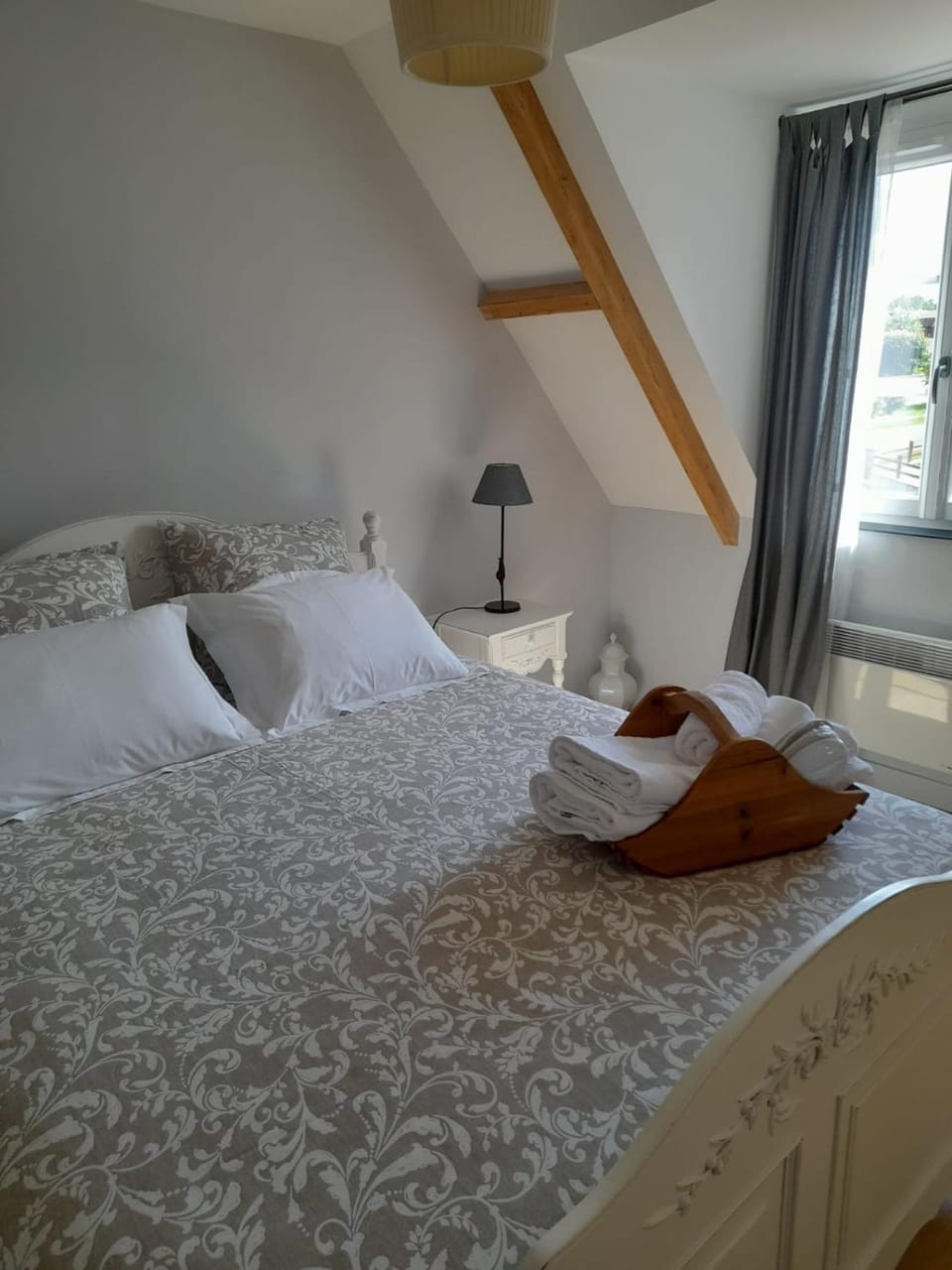 Bed, Photo of the whole room, Bedroom, towels