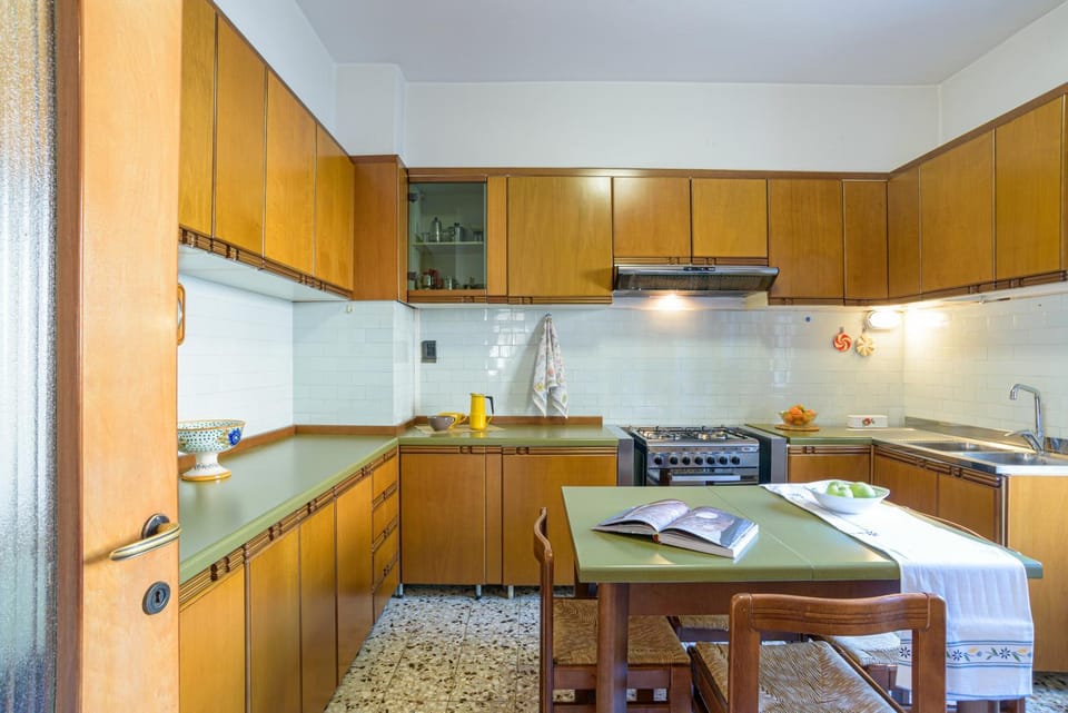 Kitchen or kitchenette, pet friendly, stove