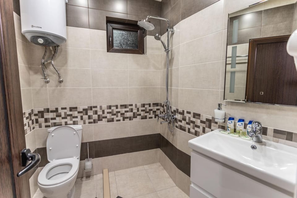 Shower, Toilet, Bathroom, towels