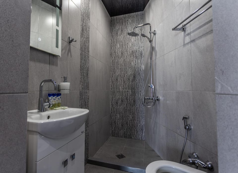 Shower, Toilet, Bathroom, towels