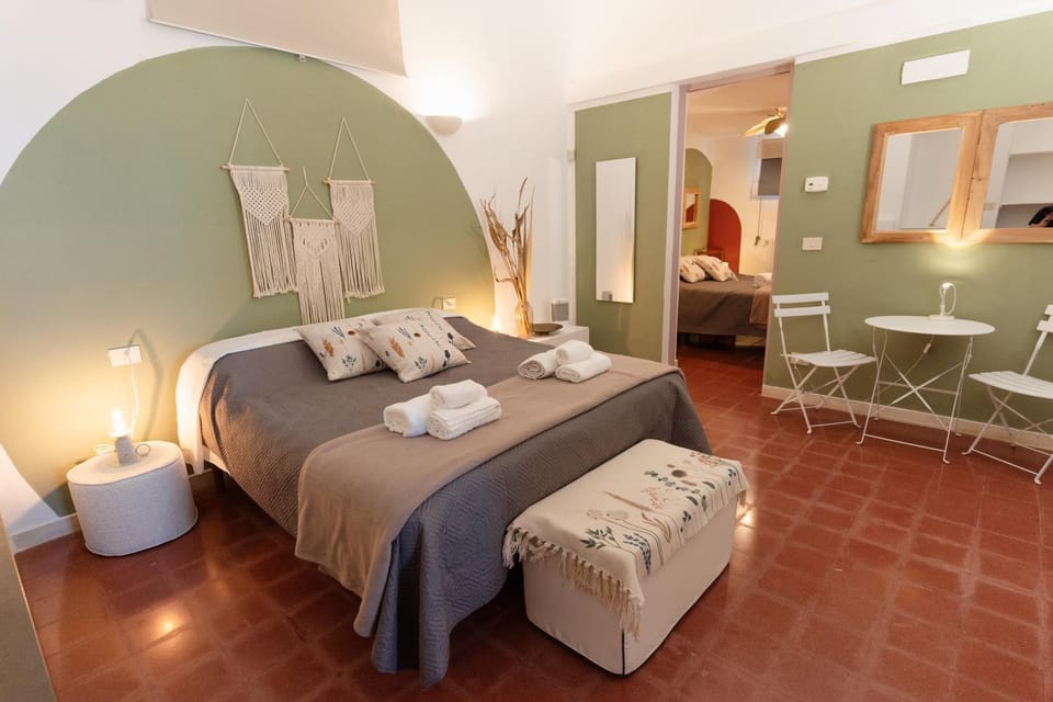 Bed, Living room, Photo of the whole room, Seating area, Bedroom, towels