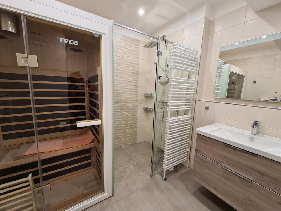 Shower, Sauna, Bathroom, towels