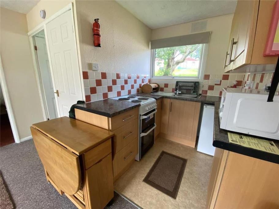 Kitchen or kitchenette, Dining area, minibar, pet friendly, stove, toaster