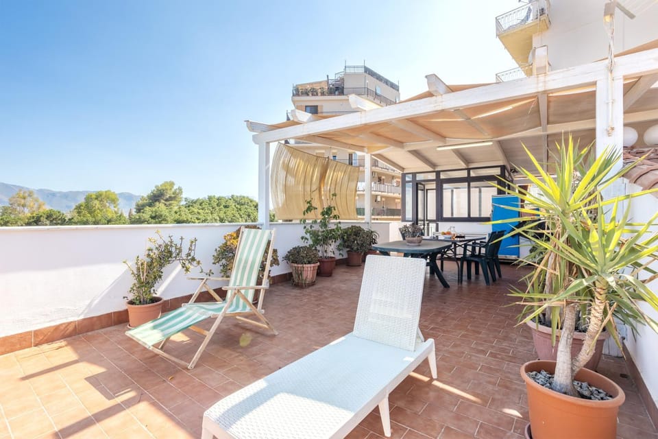 Property building, Balcony/Terrace, Living room