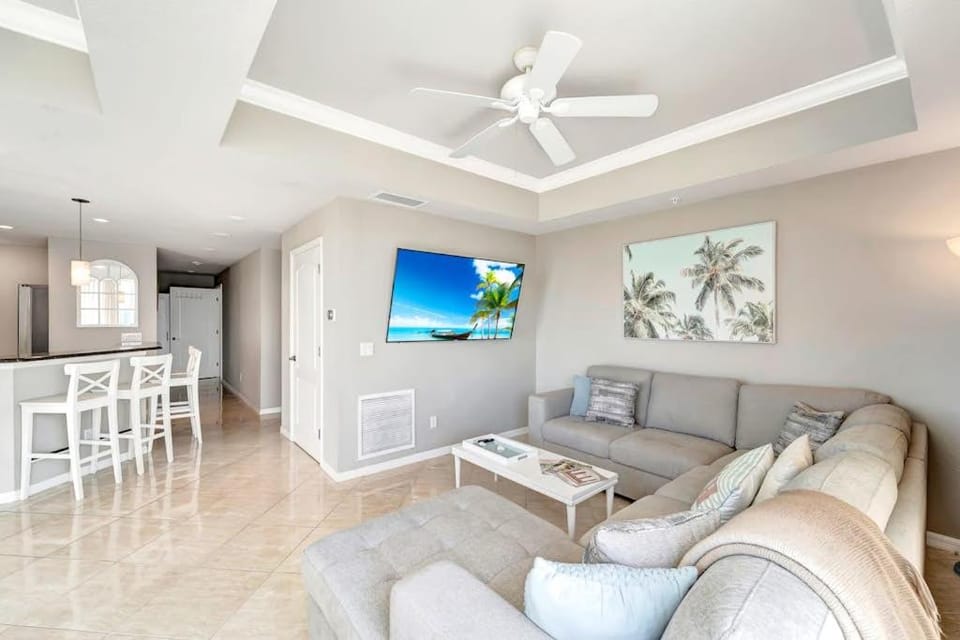 Waterfront Boater's Paradise House in Palm Island