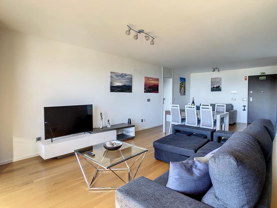 Communal lounge/ TV room, TV and multimedia, Dining area
