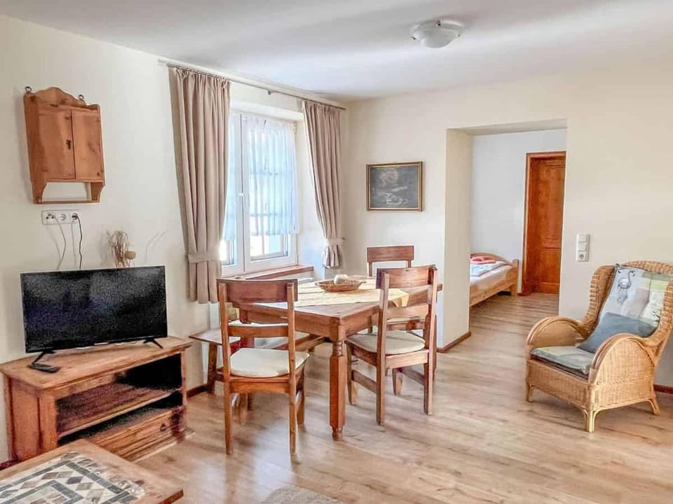 Communal lounge/ TV room, TV and multimedia, Living room, Seating area, Dining area, Evening entertainment