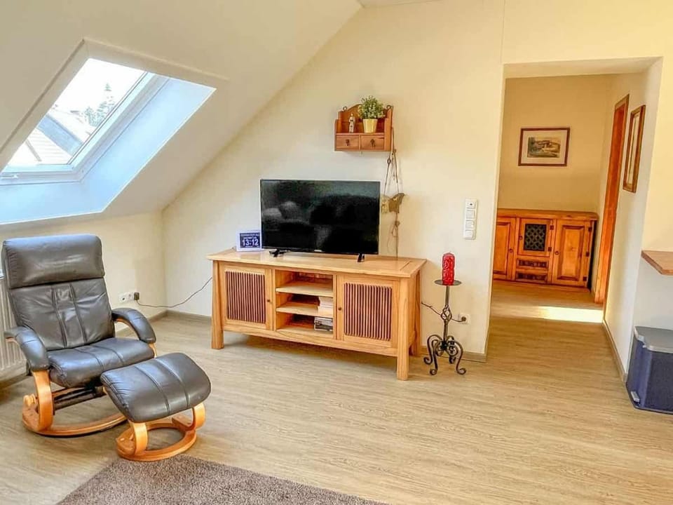 Communal lounge/ TV room, TV and multimedia, Living room, Seating area, Evening entertainment