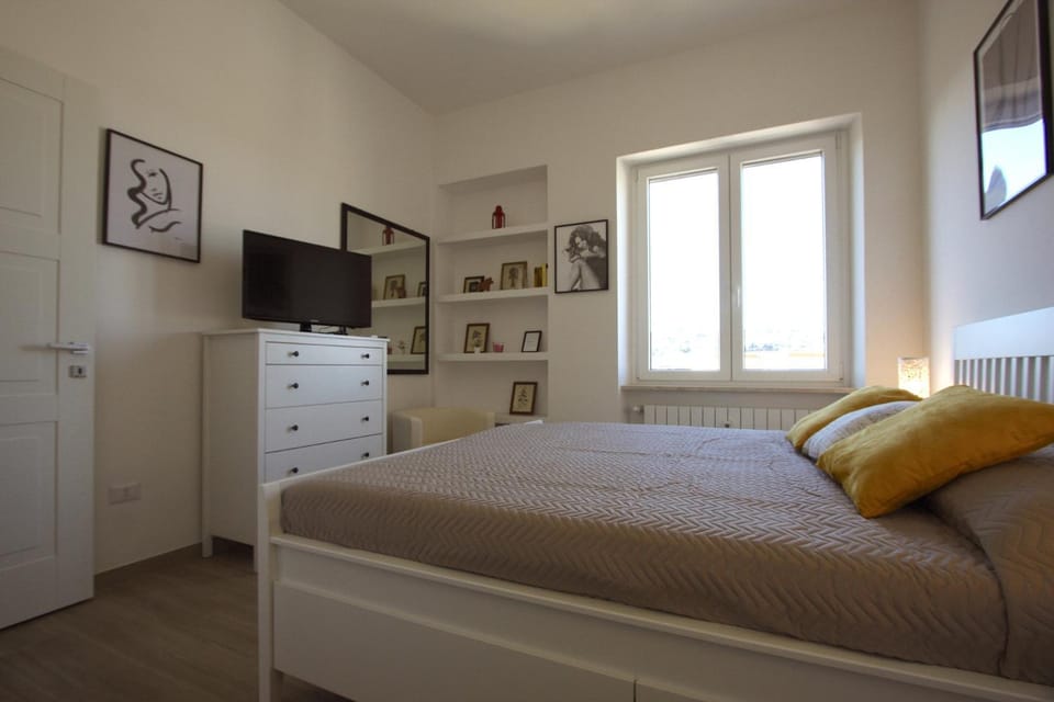 Bed, TV and multimedia, Photo of the whole room, Bedroom, wardrobe
