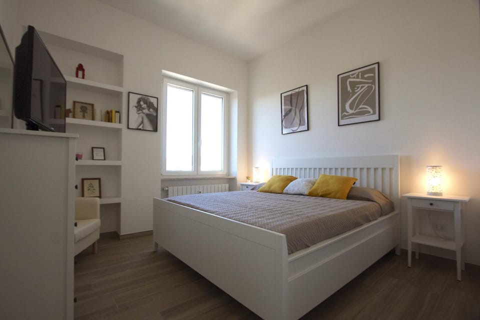 Bed, TV and multimedia, Photo of the whole room, Bedroom