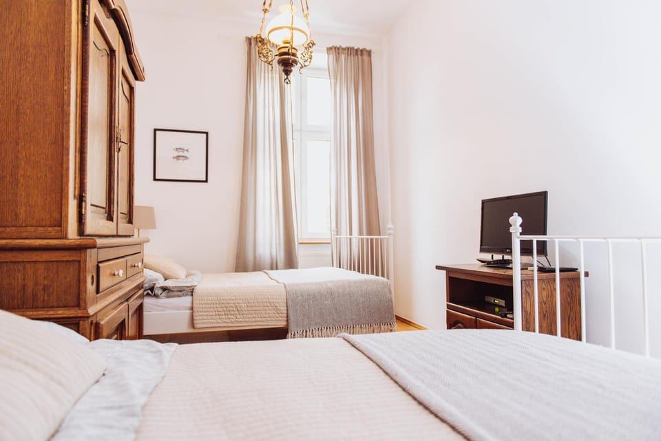 Bed, TV and multimedia, Photo of the whole room, Bedroom, hair dresser