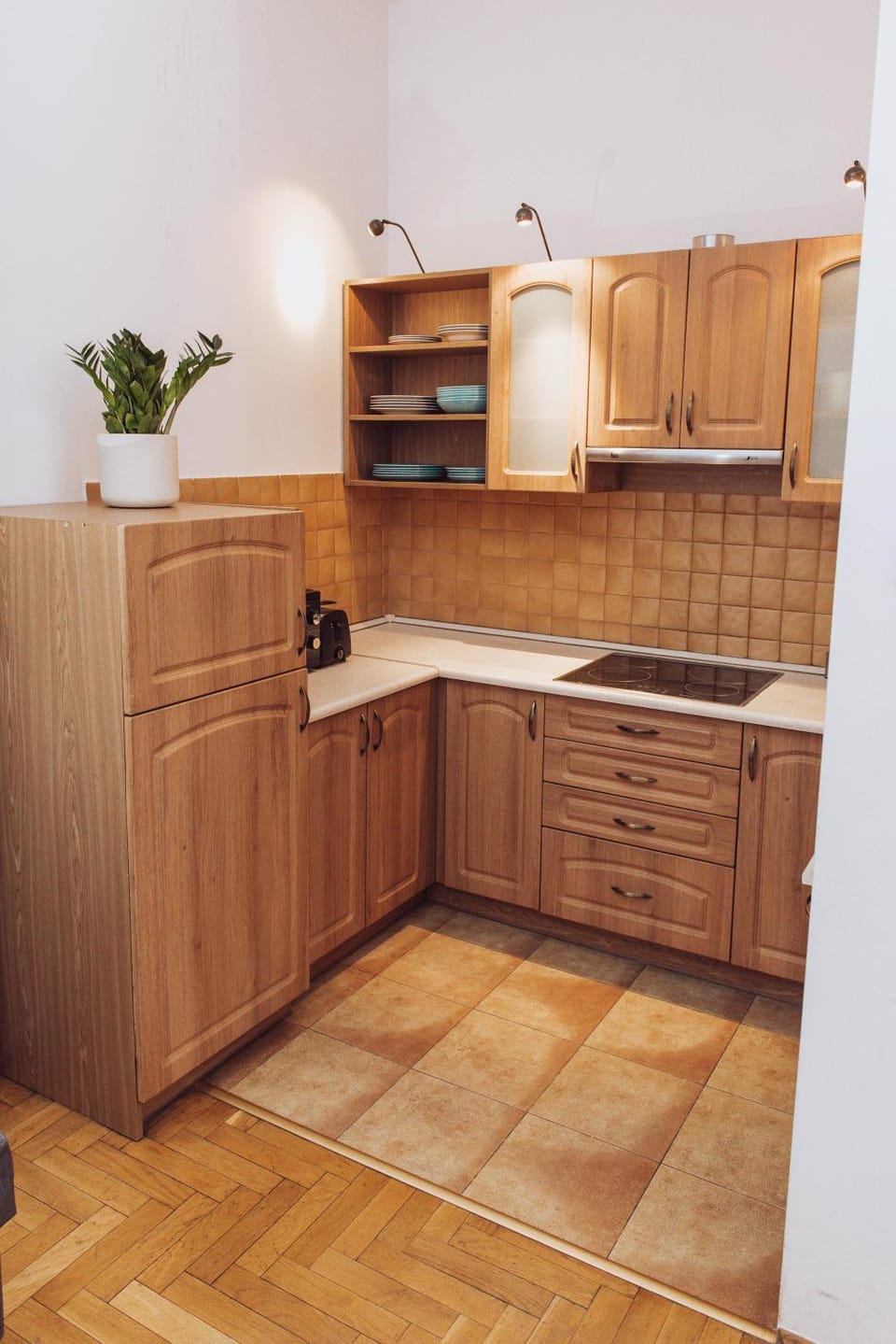 Kitchen or kitchenette, minibar