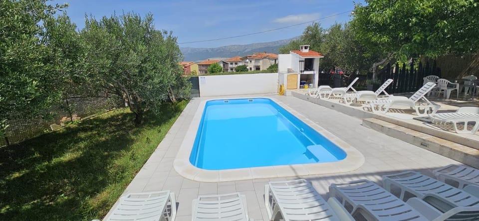 Mountain view, Pool view, Swimming pool, Swimming pool, sunbed