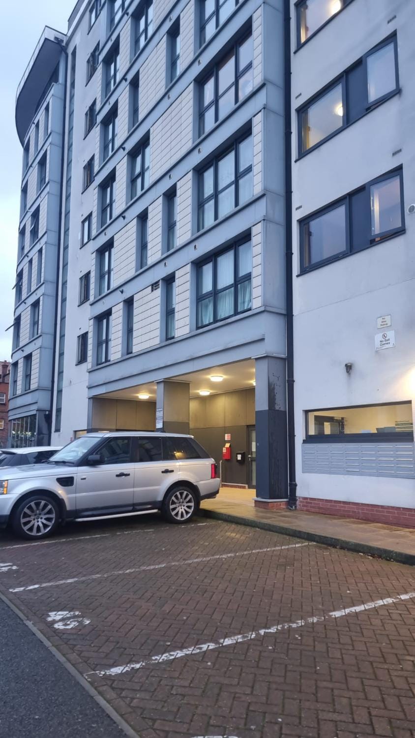 Central spacious and secure with a double bed Apartment in Edgware