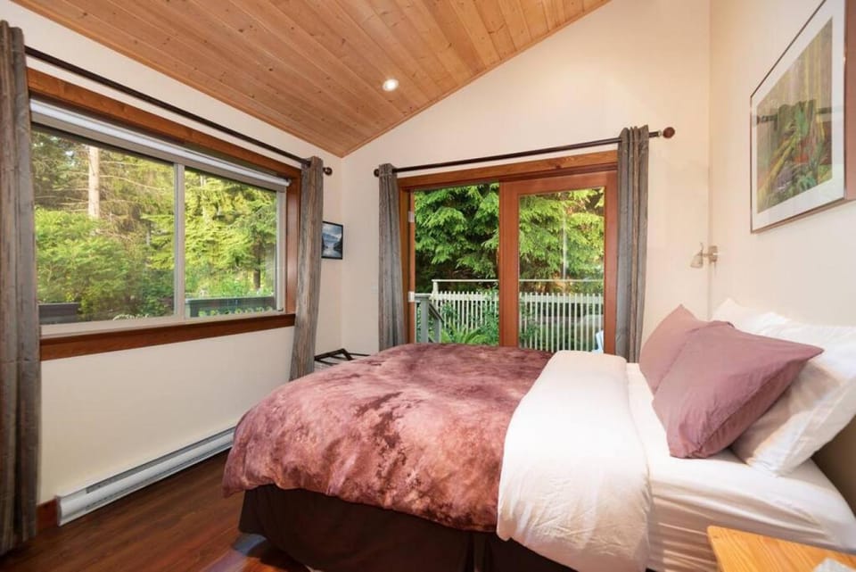 Caboose Apartment in Bowen Island
