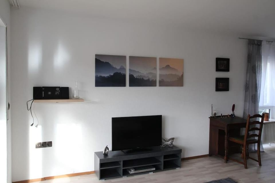 TV and multimedia, Living room, Seating area, Evening entertainment