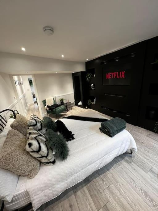Luxe City Hot Tub: Urban Retreat Apartment in Norwich