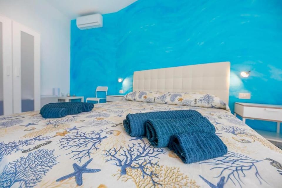 Bed, Photo of the whole room, towels