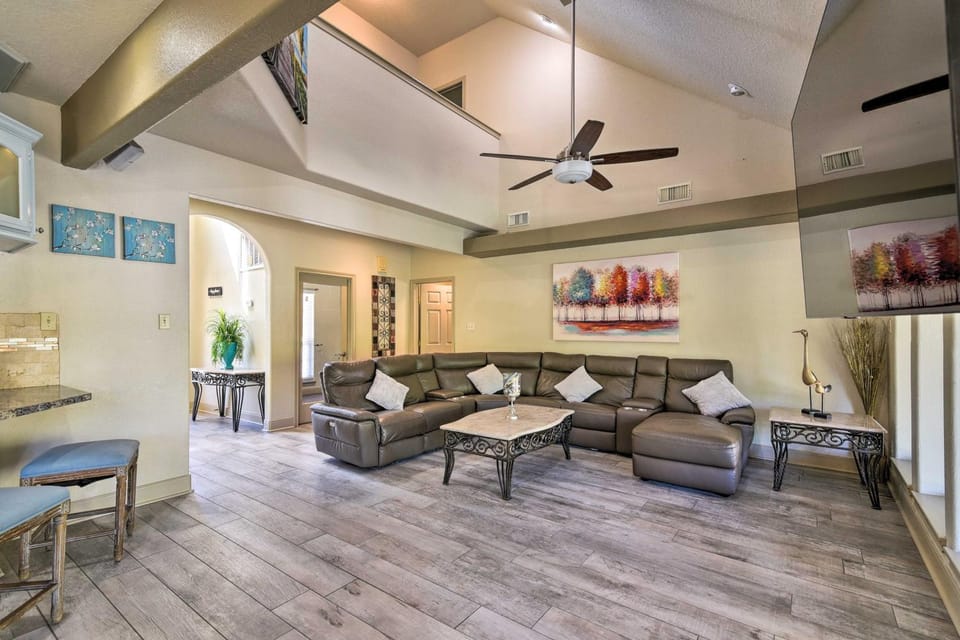 Waterfront Family Home with Patio in Hitchcock House in La Marque