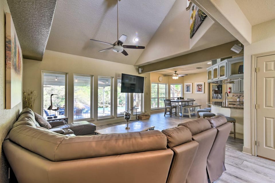 Waterfront Family Home with Patio in Hitchcock House in La Marque