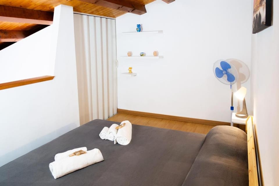 Photo of the whole room, Bedroom, towels