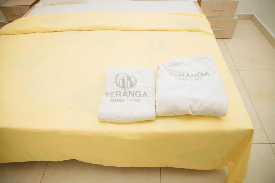Bed, Property logo or sign, Bedroom, towels