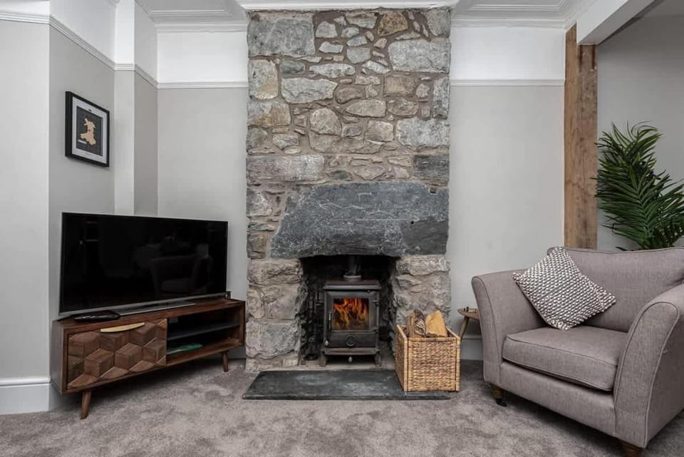 Glanrhyd Townhouse in Central Dolgellau with Parking and Bike Storage House in Smithfield Street