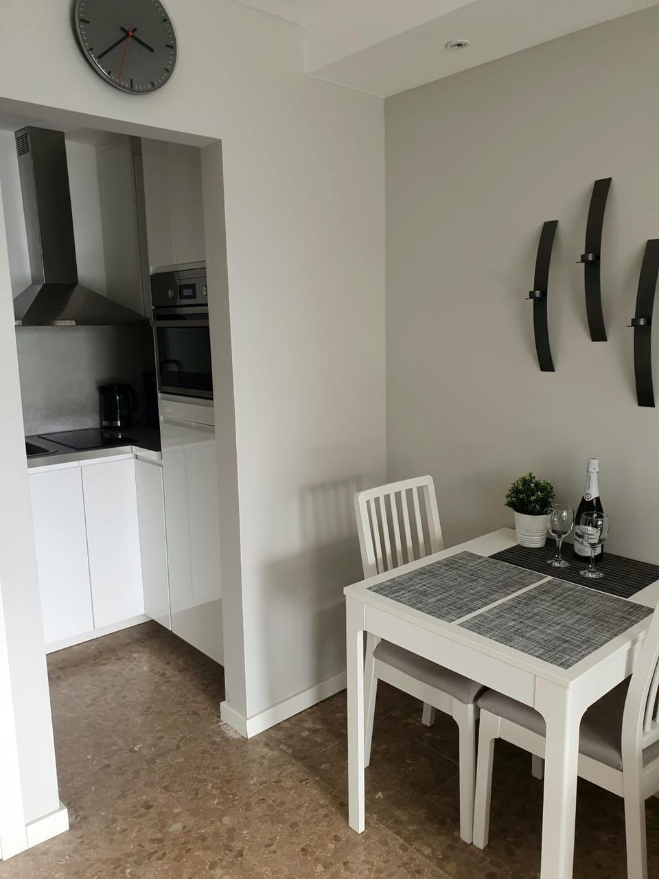 Kitchen or kitchenette, Dining area