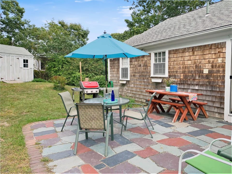 Walk to Beach, AC, WiFi, Screened porch House in Harwich
