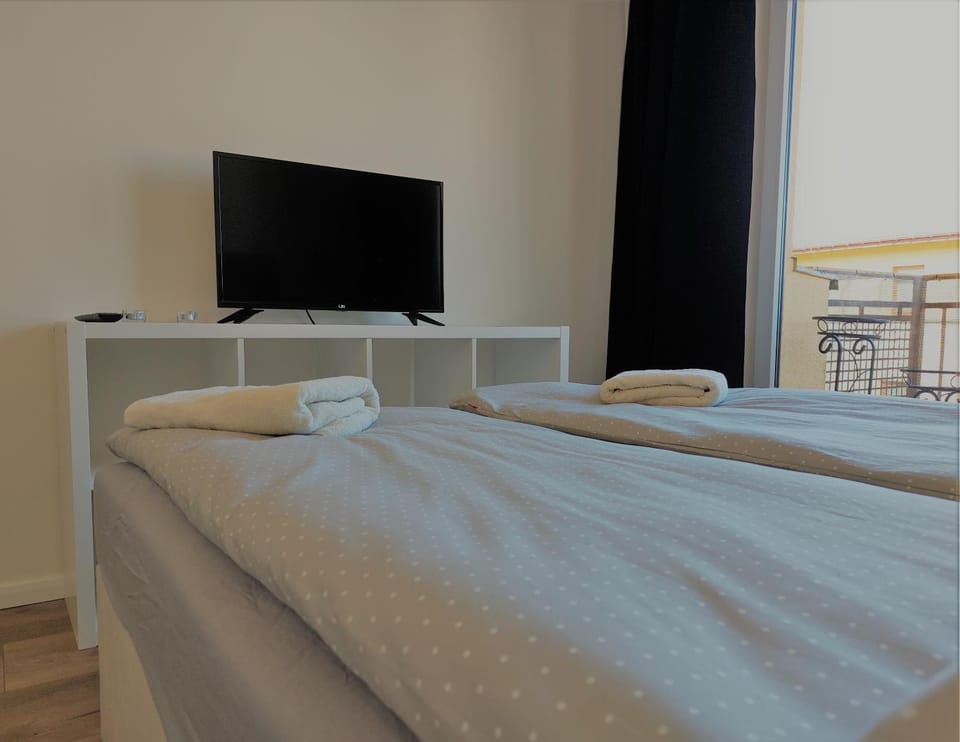 Bed, TV and multimedia, Balcony/Terrace, Photo of the whole room, Bedroom, wardrobe