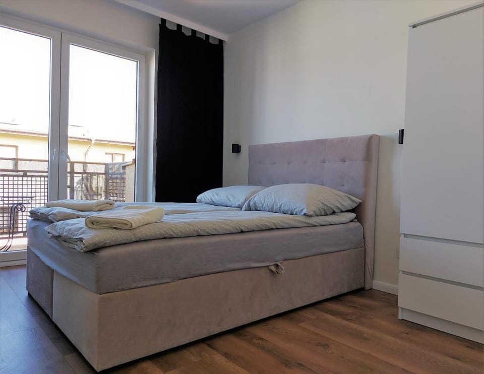 Bed, TV and multimedia, Balcony/Terrace, Photo of the whole room, Bedroom, wardrobe