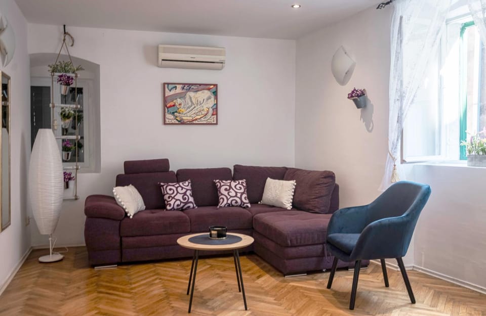 Living room, Seating area, air conditioner