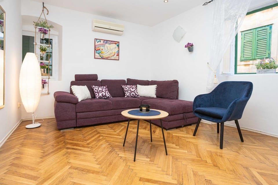 Living room, Seating area, air conditioner