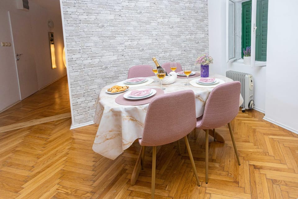 Seating area, Dining area
