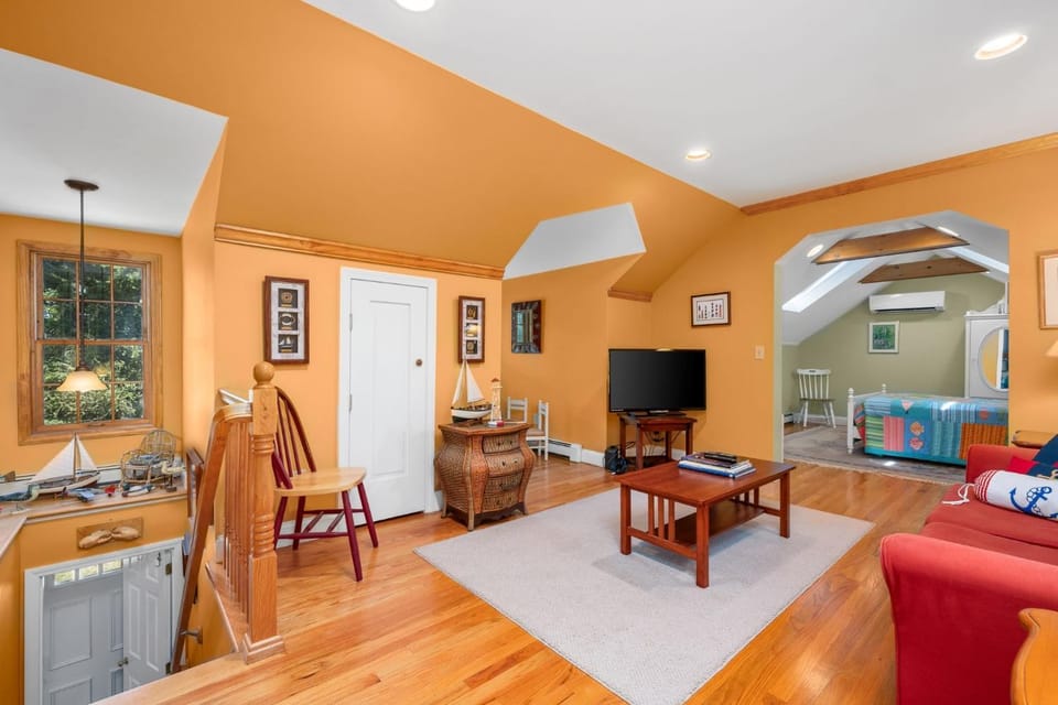 Perfectly Content: Walk to Schoolhouse Pond House in Harwich