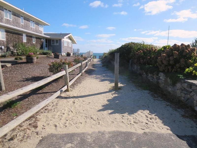 Walk to Beach Close to Town WiFi AC Units Ginger Plum Cottage House in Harwich