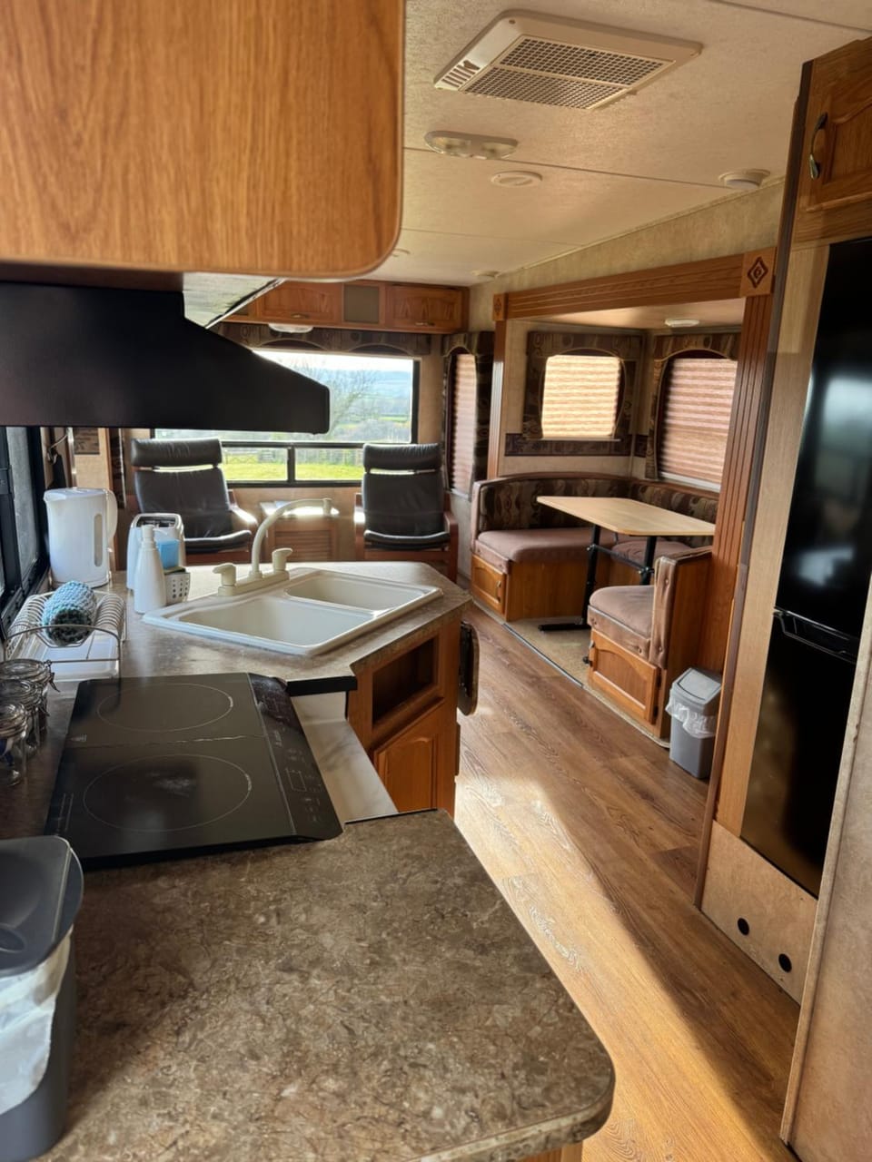 Kitchen or kitchenette, Living room, Seating area, Dining area