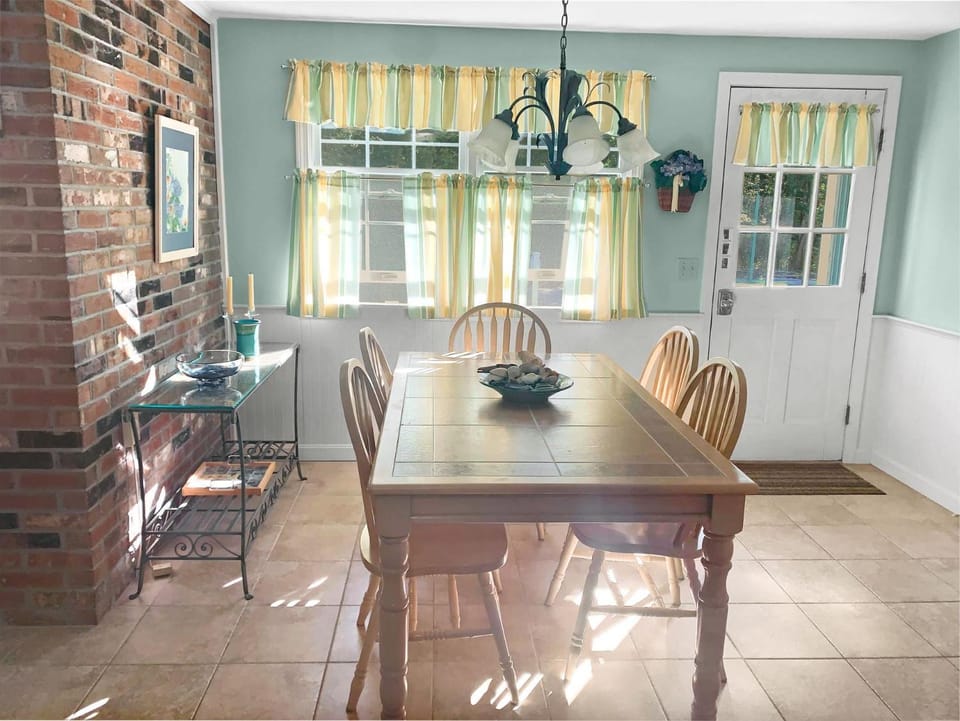 Walk to Beach Central AC WiFi Beach Pearl House in South Chatham