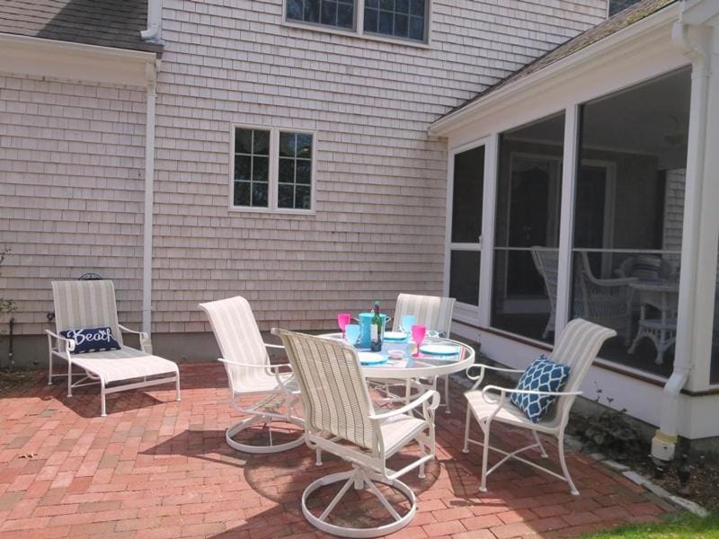 Beachside Bliss: Dog Friendly Breezy Stay House in South Chatham