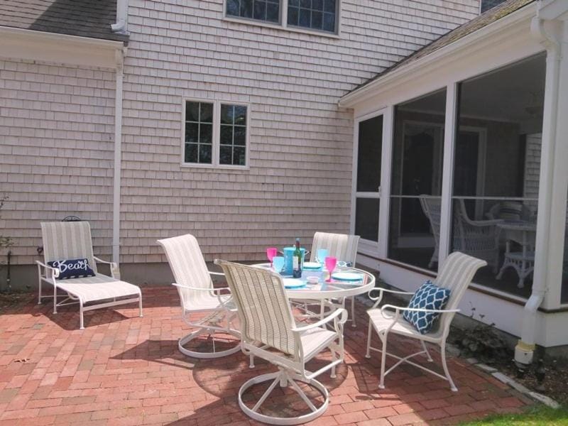 Beachside Bliss: Dog Friendly Breezy Stay House in South Chatham