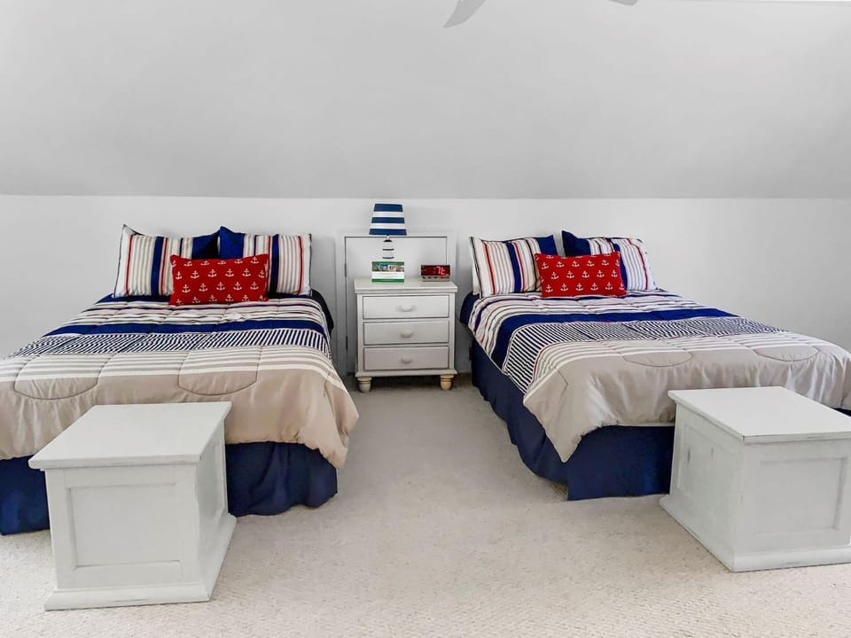 Beachside Bliss: Dog Friendly Breezy Stay House in South Chatham