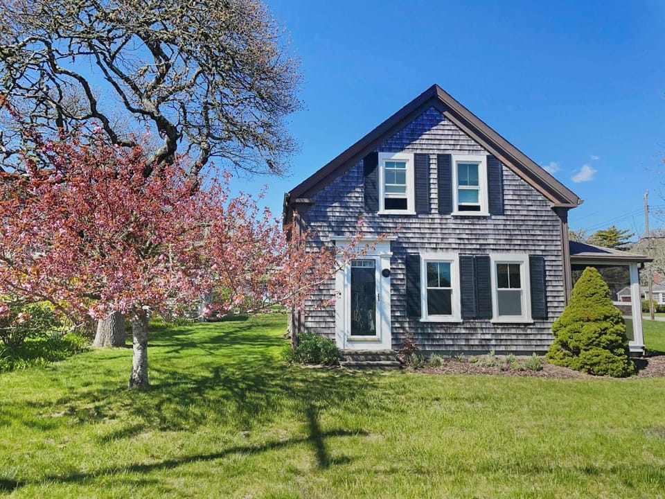Charming Cape Cottage Steps from Bank St Beach House in Harwich