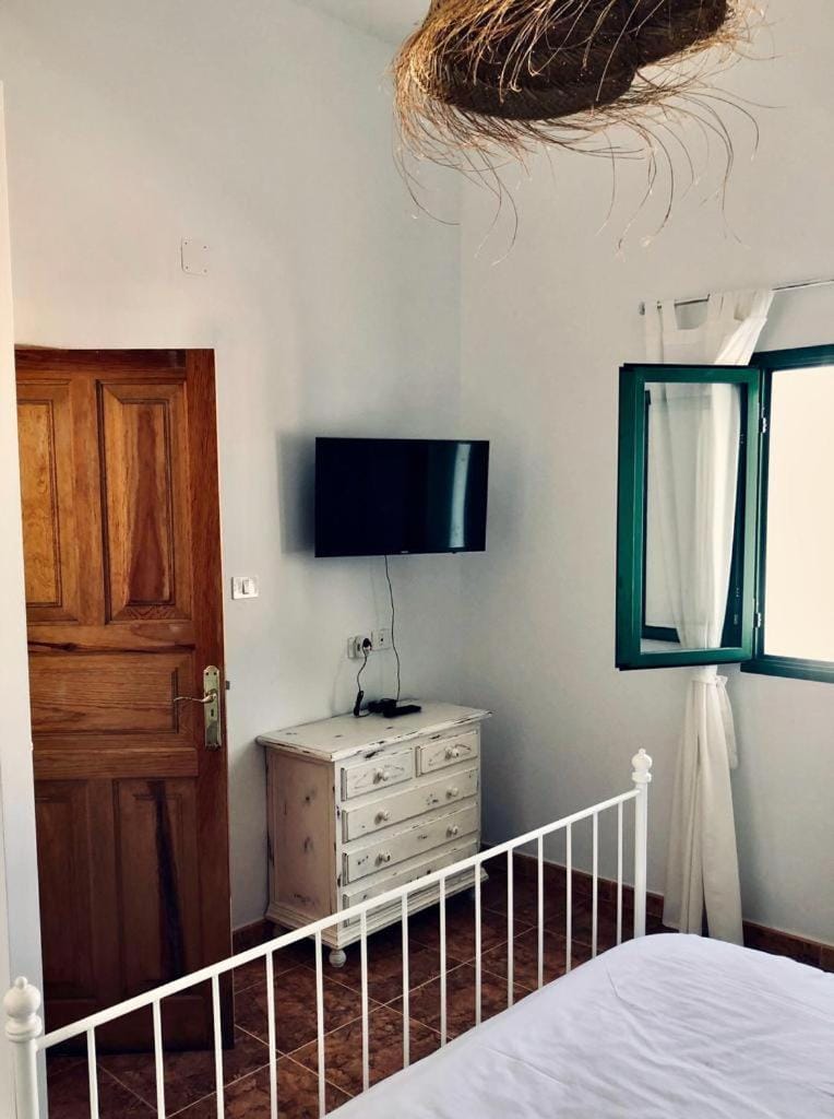 Bed, TV and multimedia, Photo of the whole room, Bedroom, hair dresser