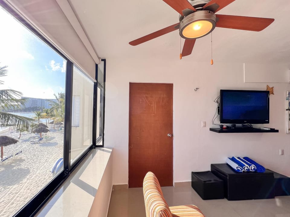 Communal lounge/ TV room, Day, TV and multimedia, fireplace