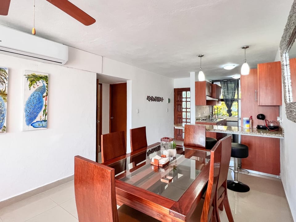 Kitchen or kitchenette, Living room, Seating area, Dining area, minibar, pet friendly, stove, air conditioner