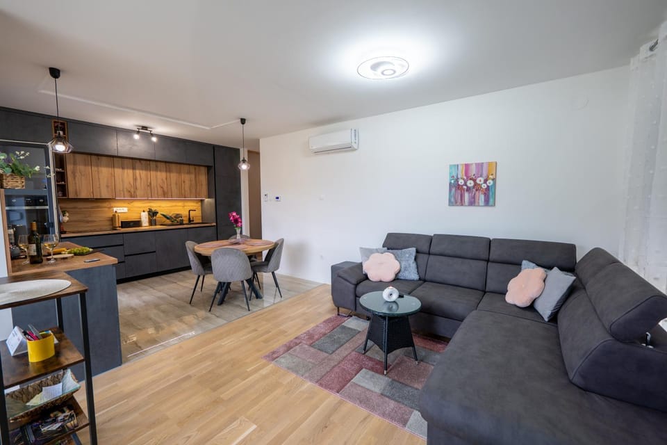 TV and multimedia, Kitchen or kitchenette, Living room, Seating area