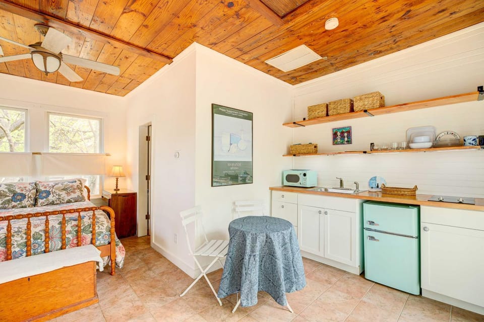 Pet-Friendly Garden Studio in Woodland Heights! Apartment in Harris County